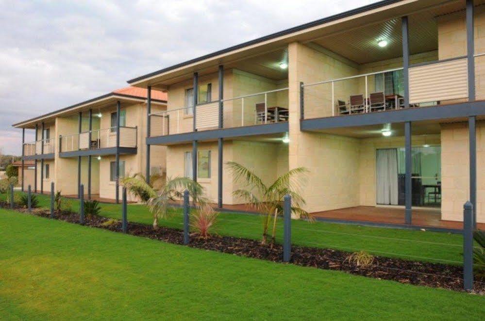 Pinnacles Motel 3*